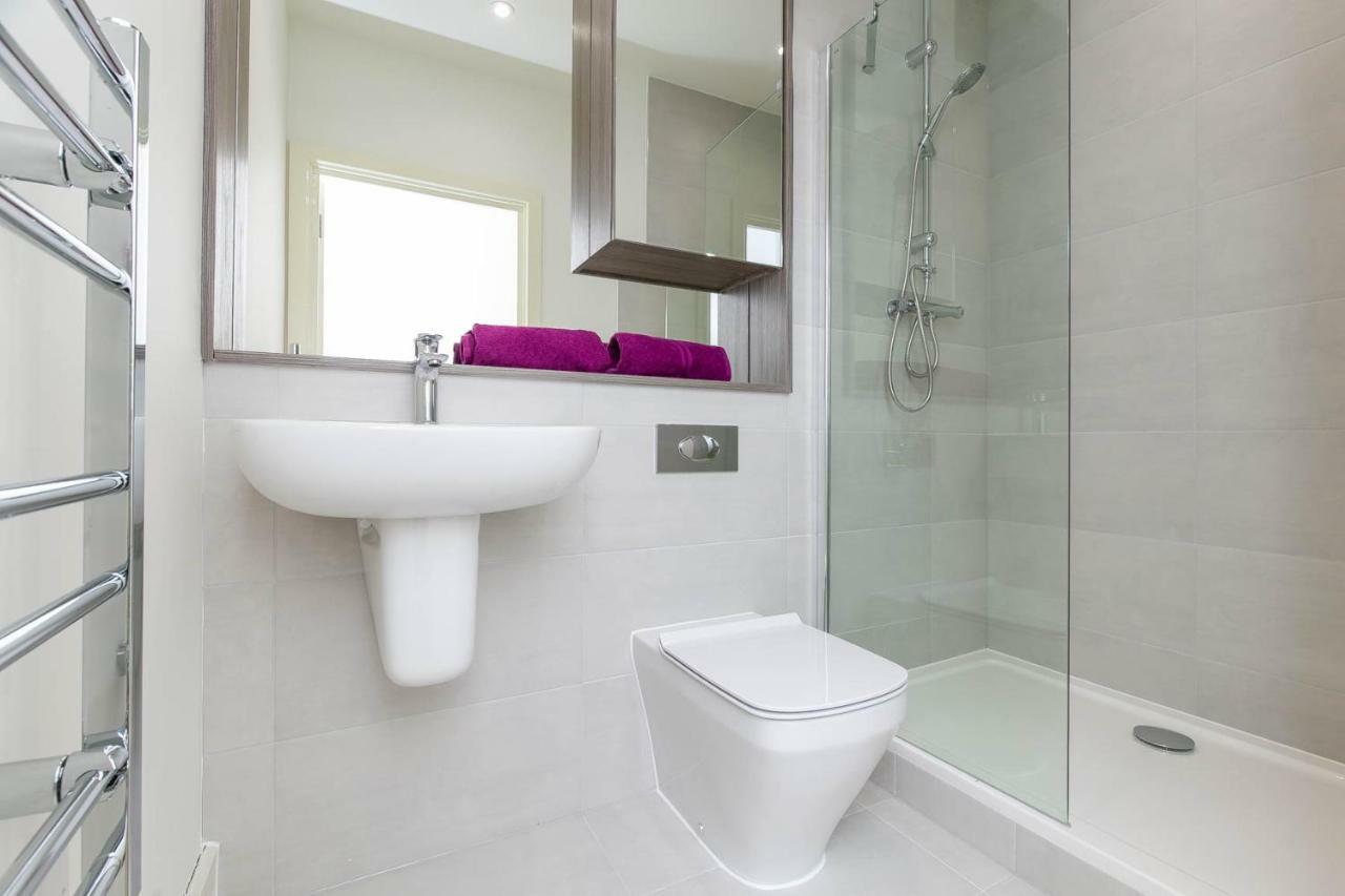Deluxe Apartments By Heathrow Harmondsworth Exterior photo